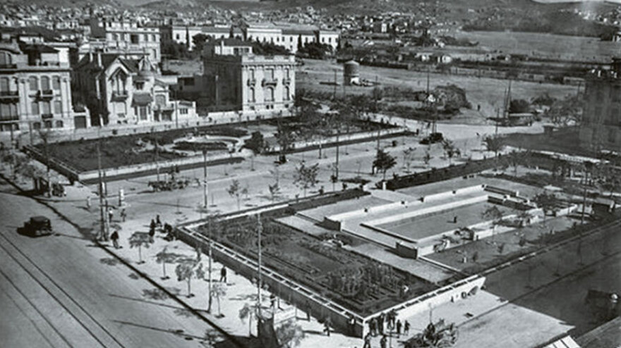 Από το «πάμε στον Αδωνι για καφέ» στα πιστολίδια -  Ιστορίες από την πλατεία της Νέας Σμύρνης