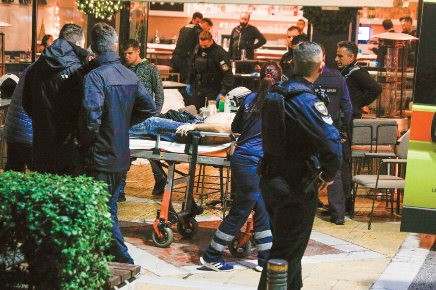 Από το «πάμε στον Αδωνι για καφέ» στα πιστολίδια -  Ιστορίες από την πλατεία της Νέας Σμύρνης