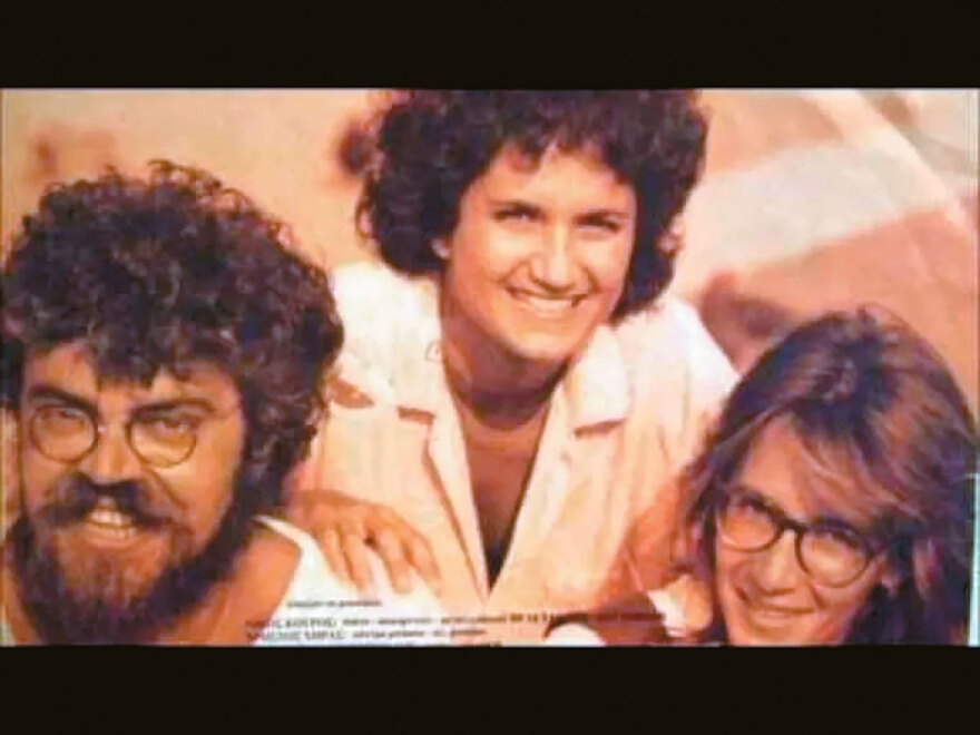 Από το «πάμε στον Αδωνι για καφέ» στα πιστολίδια -  Ιστορίες από την πλατεία της Νέας Σμύρνης