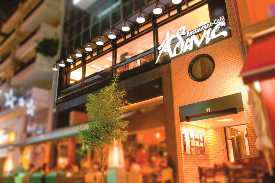 Από το «πάμε στον Αδωνι για καφέ» στα πιστολίδια -  Ιστορίες από την πλατεία της Νέας Σμύρνης