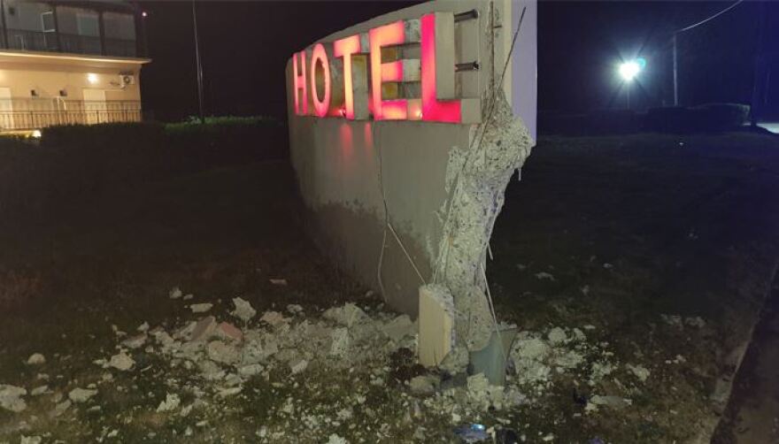 Θεσσαλονίκη: Τροχαίο με τρεις τραυματίες - Επέστρεφαν από γλέντι και έπεσαν σε τσιμεντένια πινακίδα ξενοδοχείου