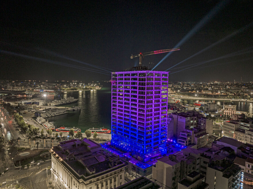 Ο εορταστικός Πύργος Πειραιά ακτινοβολεί χαρά, ελπίδα και αισιοδοξία, ενώ ταυτόχρονα εξοικονομεί ενέργεια και γίνεται παράδειγμα βιωσιμότητας
