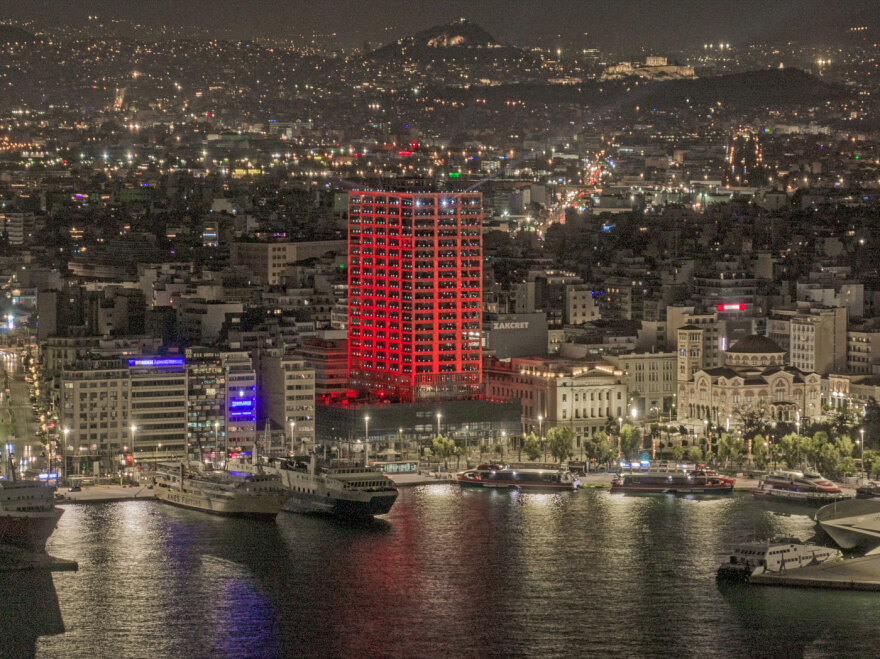 Ο εορταστικός Πύργος Πειραιά ακτινοβολεί χαρά, ελπίδα και αισιοδοξία, ενώ ταυτόχρονα εξοικονομεί ενέργεια και γίνεται παράδειγμα βιωσιμότητας