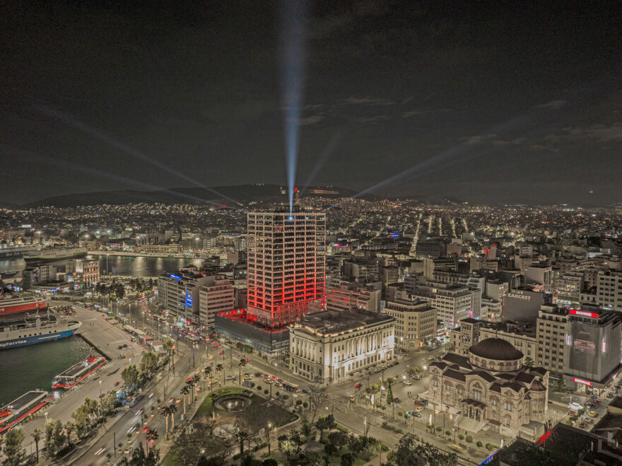 Ο εορταστικός Πύργος Πειραιά ακτινοβολεί χαρά, ελπίδα και αισιοδοξία, ενώ ταυτόχρονα εξοικονομεί ενέργεια και γίνεται παράδειγμα βιωσιμότητας