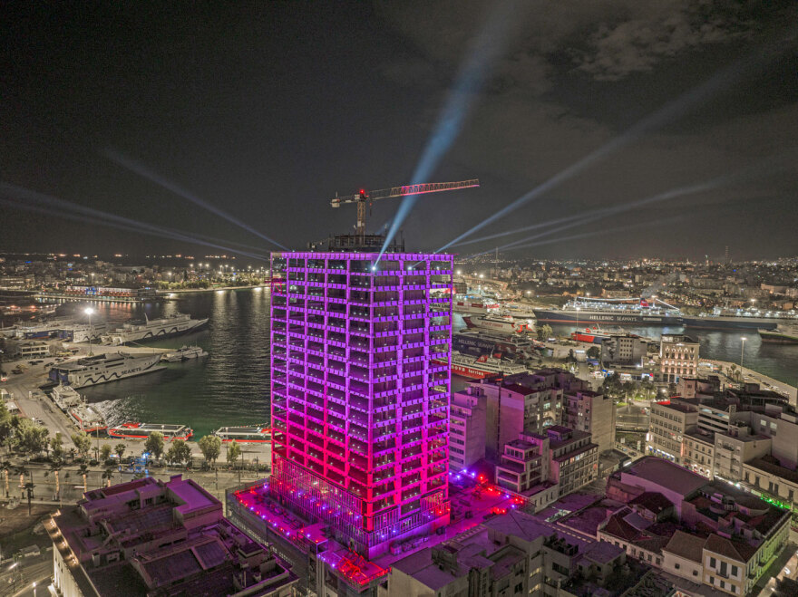 Ο εορταστικός Πύργος Πειραιά ακτινοβολεί χαρά, ελπίδα και αισιοδοξία, ενώ ταυτόχρονα εξοικονομεί ενέργεια και γίνεται παράδειγμα βιωσιμότητας