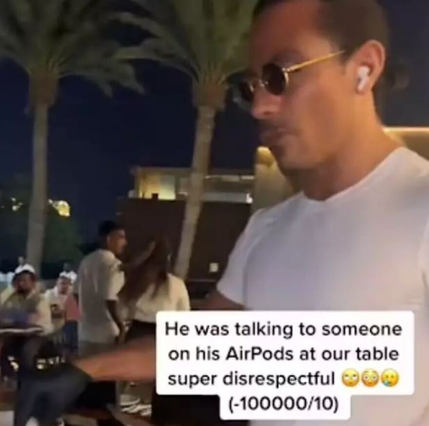 Salt Bae: Ξανά στη... σέντρα - «Σέρβιρε με ακουστικά και ζήτησε 600 δολάρια για να κόψει την μπριζόλα»