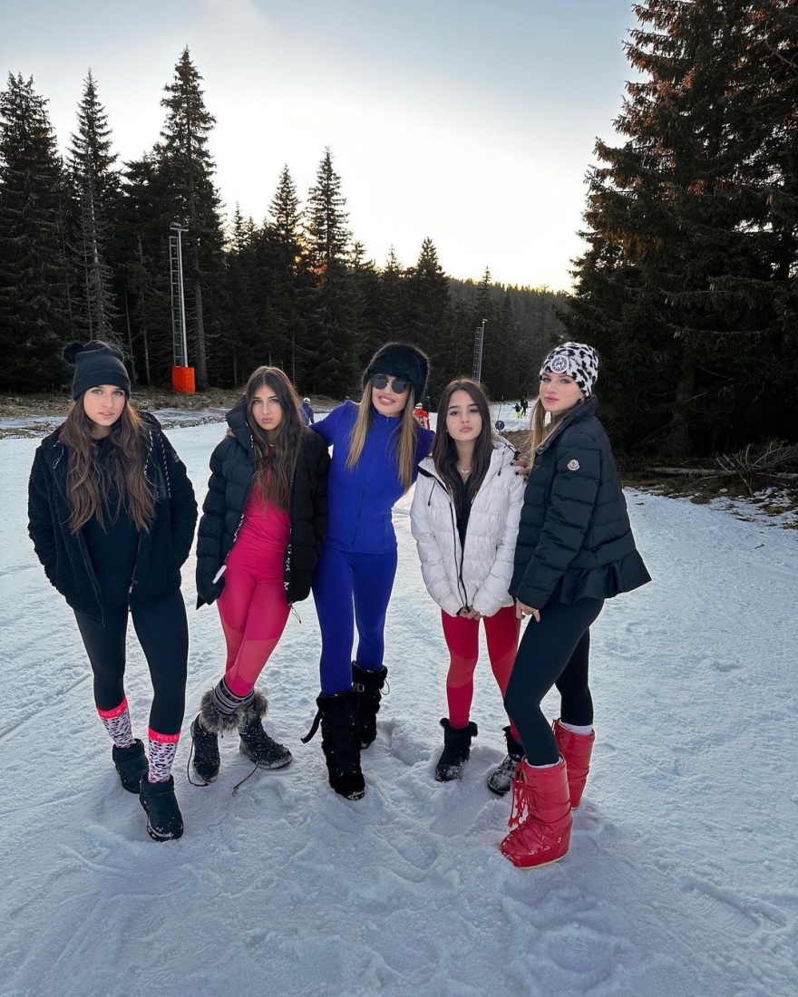 Ελένη Πετρουλάκη: Ποζάρει με τις τέσσερις κόρες της στα χιόνια