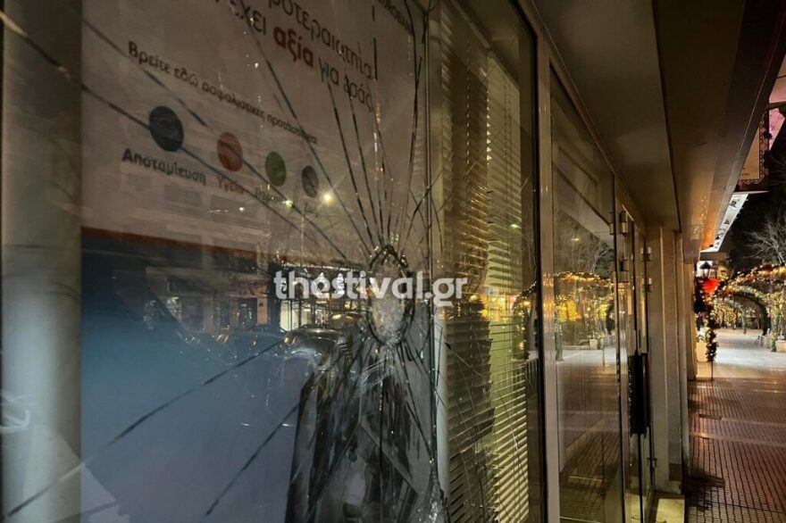 Θεσσαλονίκη: Επίθεση αγνώστων με βαριοπούλες - Έσπασαν βιτρίνες καταστημάτων