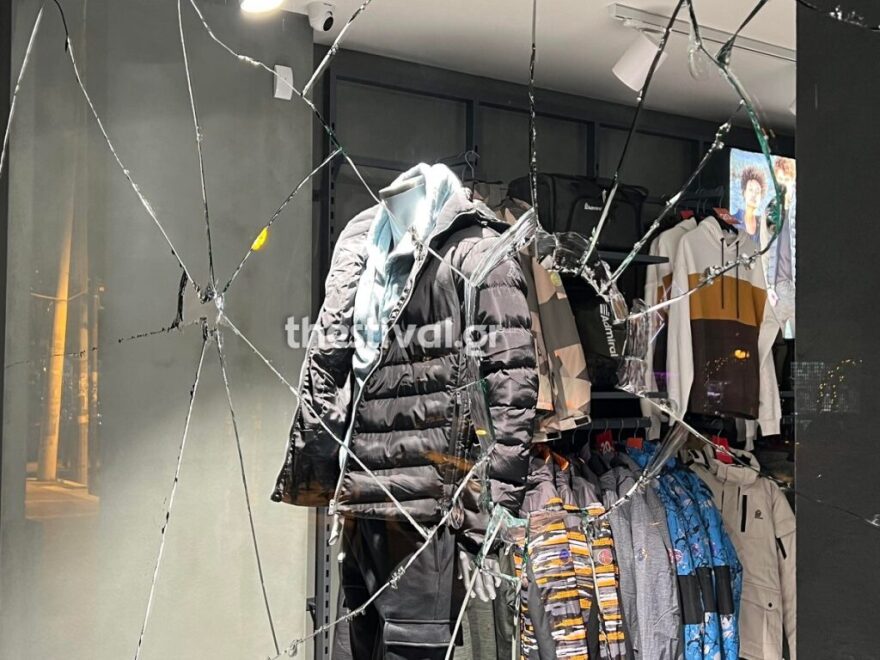 Θεσσαλονίκη: Επίθεση αγνώστων με βαριοπούλες - Έσπασαν βιτρίνες καταστημάτων