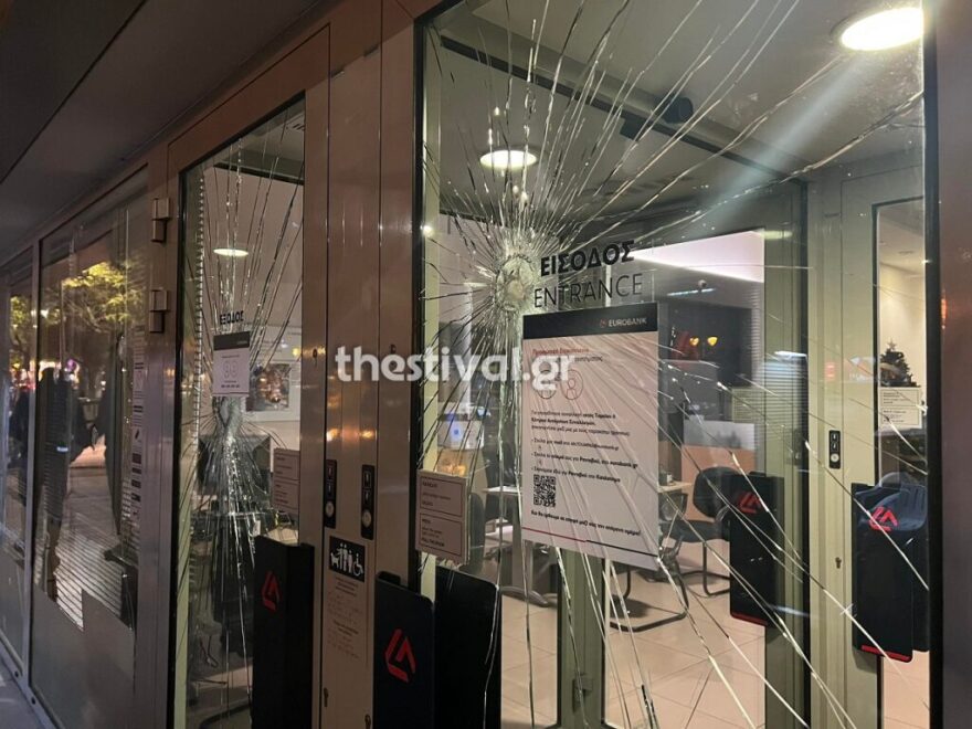 Θεσσαλονίκη: Επίθεση αγνώστων με βαριοπούλες - Έσπασαν βιτρίνες καταστημάτων