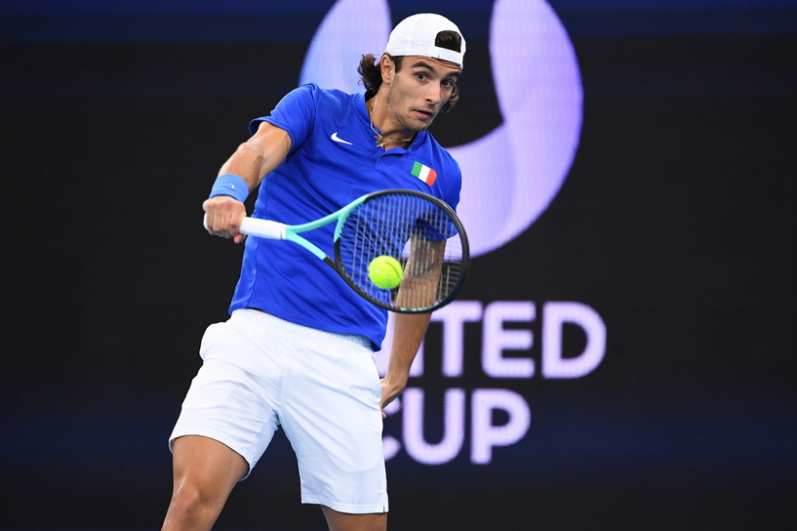 United Cup: Με το δεξί αλλά χωρίς την ελληνική σημαία στη φανέλα ο Τσιτσιπάς 