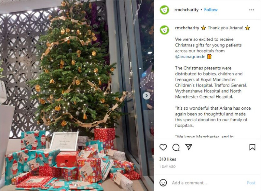 Αριάνα Γκράντε: Ως άλλος «Άγιος Βασίλης» μοίρασε δώρα σε παιδιά που νοσηλεύονται σε νοσοκομείο του Μάντσεστερ