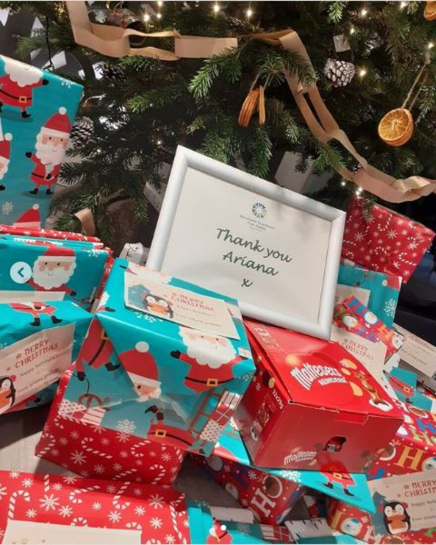 Αριάνα Γκράντε: Ως άλλος «Άγιος Βασίλης» μοίρασε δώρα σε παιδιά που νοσηλεύονται σε νοσοκομείο του Μάντσεστερ