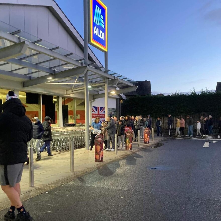 Βρετανία: Χάος σε καταστήματα σούπερ μάρκετ - Φωνές και σπρωξίματα για ένα ποτό που φτιάχνουν γνωστοί Youtubers