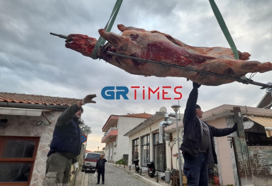 Έβρος: Έχει ανάψει η μεγαλύτερη σούβλα της χρονιάς με μοσχάρι 360 κιλών