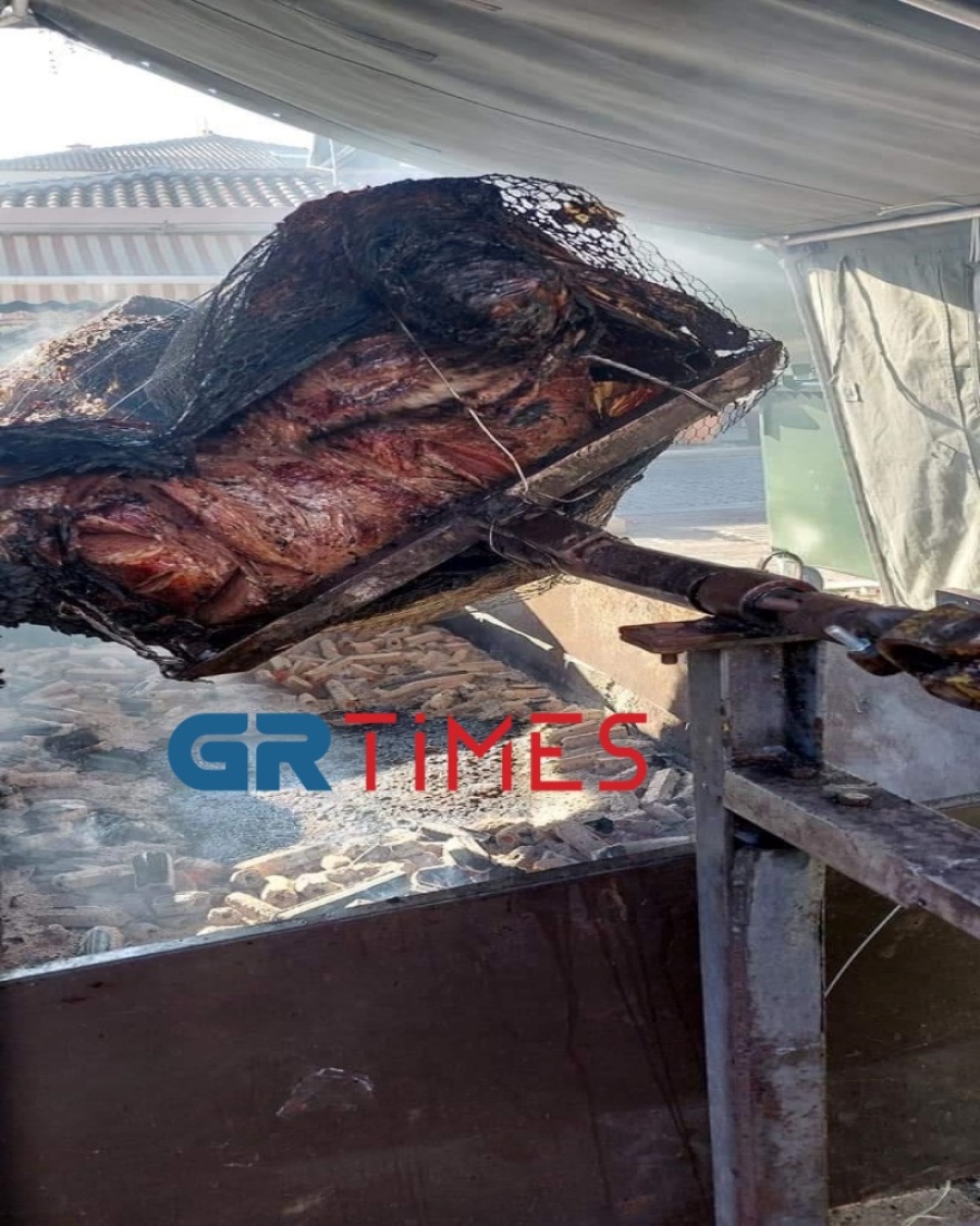 Έβρος: Έχει ανάψει η μεγαλύτερη σούβλα της χρονιάς με μοσχάρι 360 κιλών