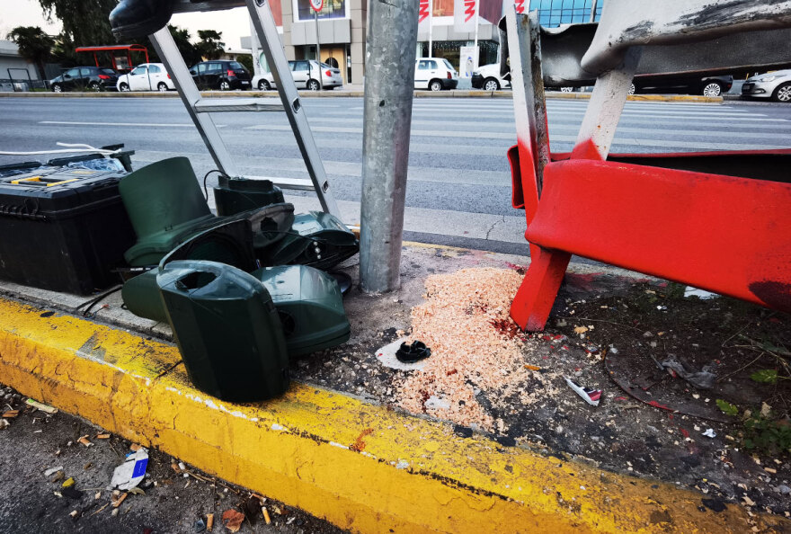 Δύο νεκροί σε τροχαίο στην Κηφισίας - Μηχανή έπεσε σε φανάρι