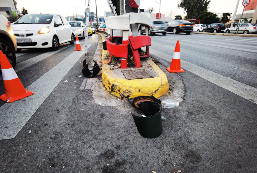 Δύο νεκροί σε τροχαίο στην Κηφισίας - Μηχανή έπεσε σε φανάρι