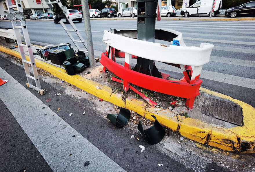 Δύο νεκροί σε τροχαίο στην Κηφισίας - Μηχανή έπεσε σε φανάρι