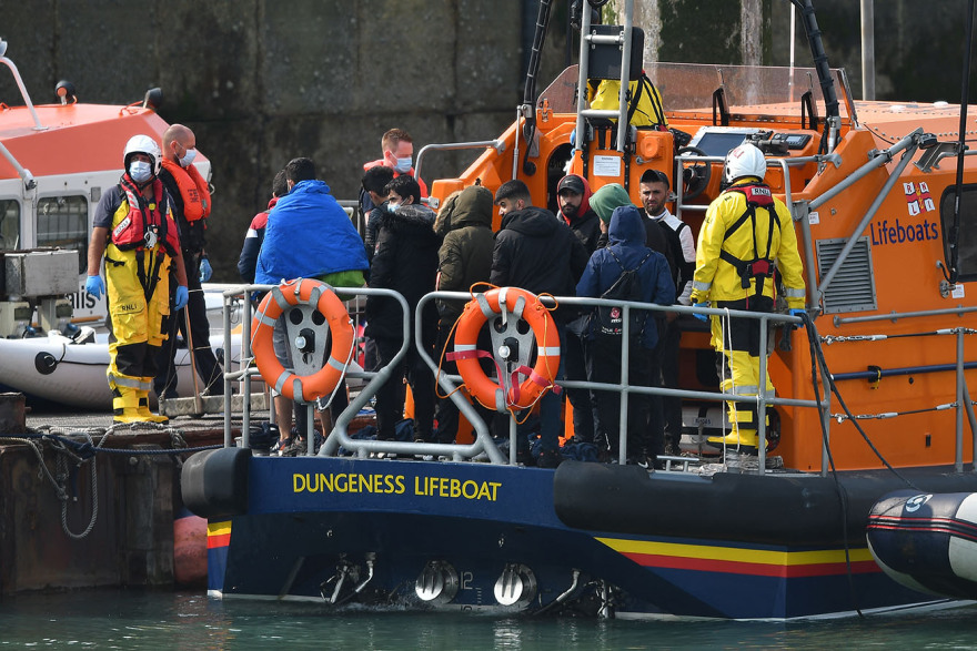 H Βρετανία στέλνει «πακέτο» Αλβανούς εγκληματίες πίσω στα Τίρανα