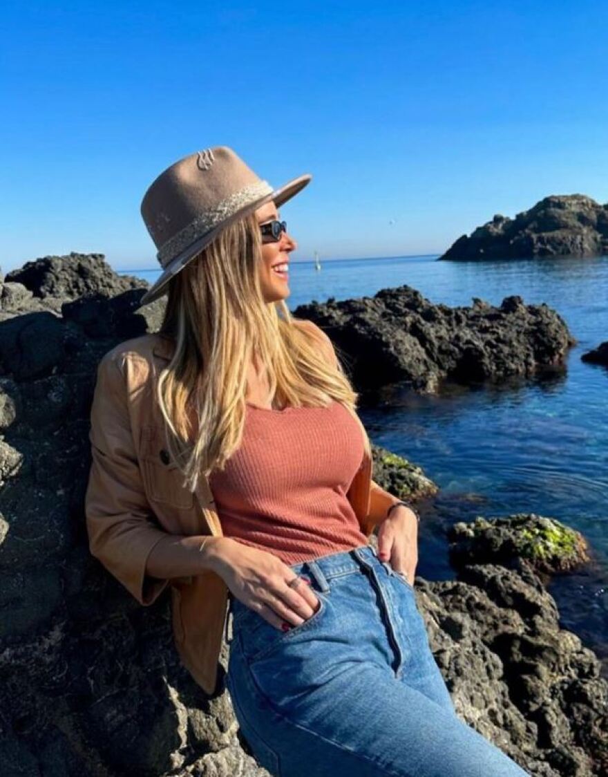 Ντιλέτα Λεότα: Η καλλονή αθλητικογράφος πήγε τον Κάριους στους Σικελούς γονείς της