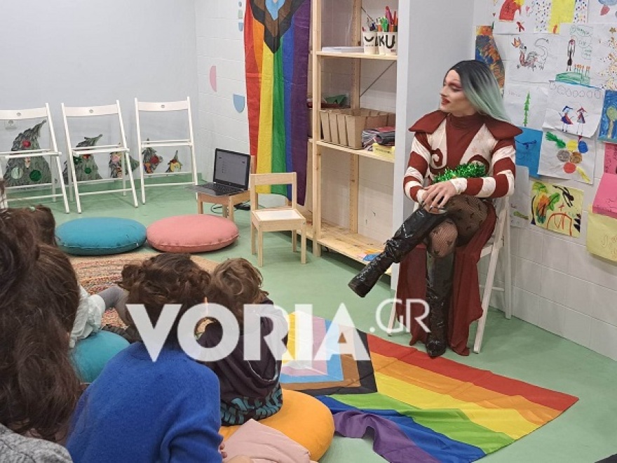 Θεσσαλονίκη: «Drag queen» διάβασε παραμύθι σε παιδιά - Δείτε βίντεο