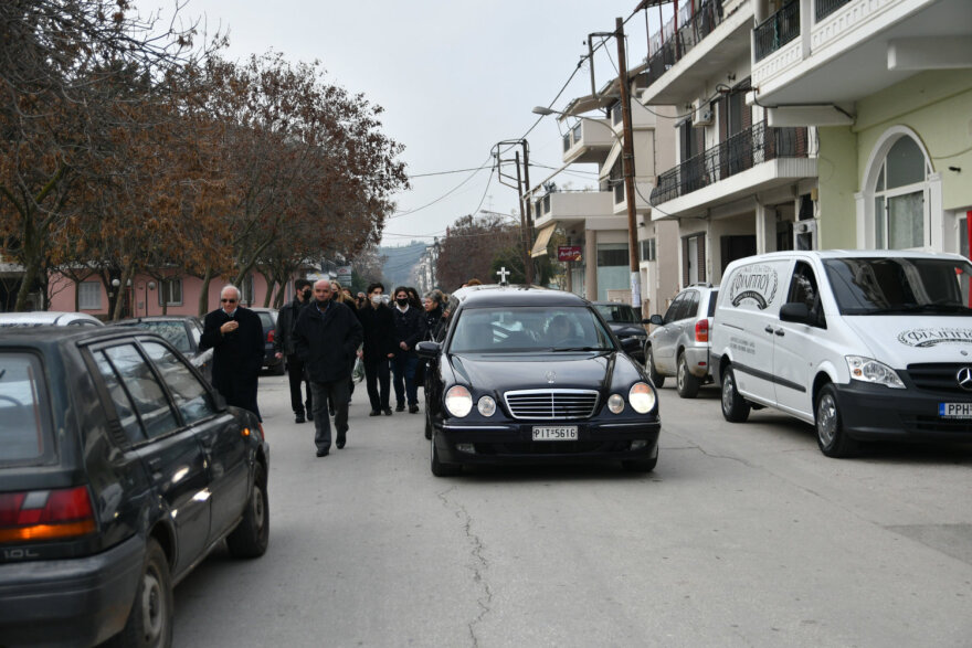 Δυστύχημα στο Βουκουρέστι: Σπαρακτικό το «αντίο» στην κηδεία του Νίκου Χλώψιου στη Λάρισα