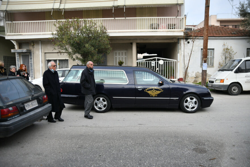 Δυστύχημα στο Βουκουρέστι: Σπαρακτικό το «αντίο» στην κηδεία του Νίκου Χλώψιου στη Λάρισα