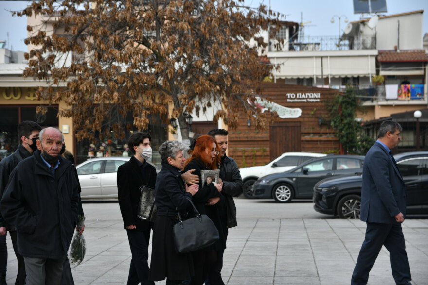 Δυστύχημα στο Βουκουρέστι: Σπαρακτικό το «αντίο» στην κηδεία του Νίκου Χλώψιου στη Λάρισα