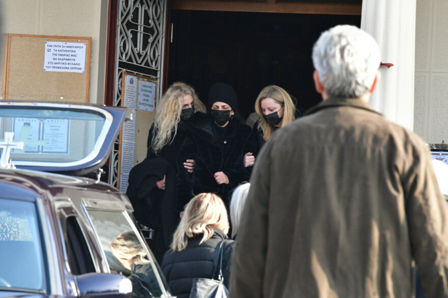 Δυστύχημα στο Βουκουρέστι: Σπαρακτικό το «αντίο» στην κηδεία του Νίκου Χλώψιου στη Λάρισα