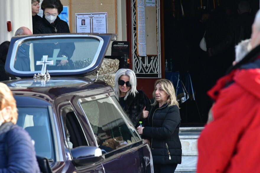 Δυστύχημα στο Βουκουρέστι: Σπαρακτικό το «αντίο» στην κηδεία του Νίκου Χλώψιου στη Λάρισα