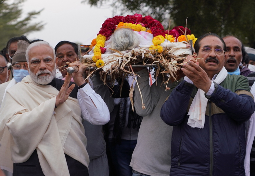 Πέθανε η μητέρα του πρωθυπουργού της Ινδίας – Άναψε ο ίδιος τη νεκρική πυρά