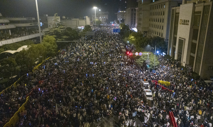Κίνα: Χιλιάδες κόσμου γιόρτασαν την Πρωτοχρονιά στην Ουχάν εν μέσω νέου κύματος κρουσμάτων Covid στη χώρα