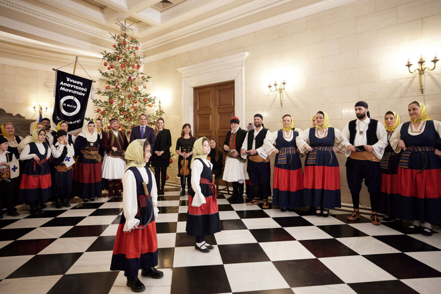 Πρωτοχρονιάτικα κάλαντα από τη Μάνη στον Κυριάκο Μητσοτάκη