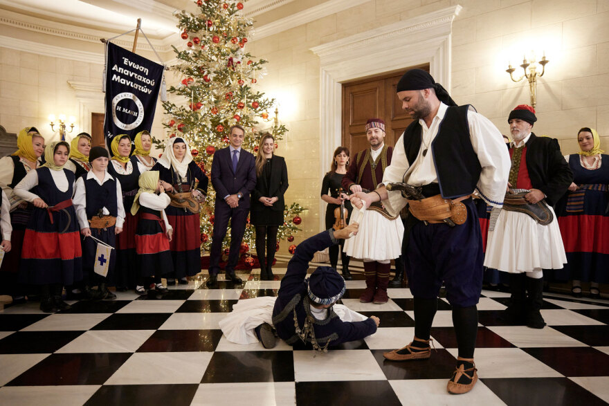 Πρωτοχρονιάτικα κάλαντα από τη Μάνη στον Κυριάκο Μητσοτάκη