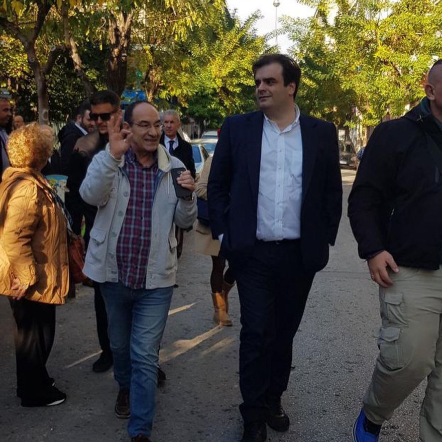Παραμονή Πρωτοχρονιάς στον Άγιο Παύλο, την γειτονιά των παιδικών του χρόνων, για τον Κυριάκο Πιερρακάκη