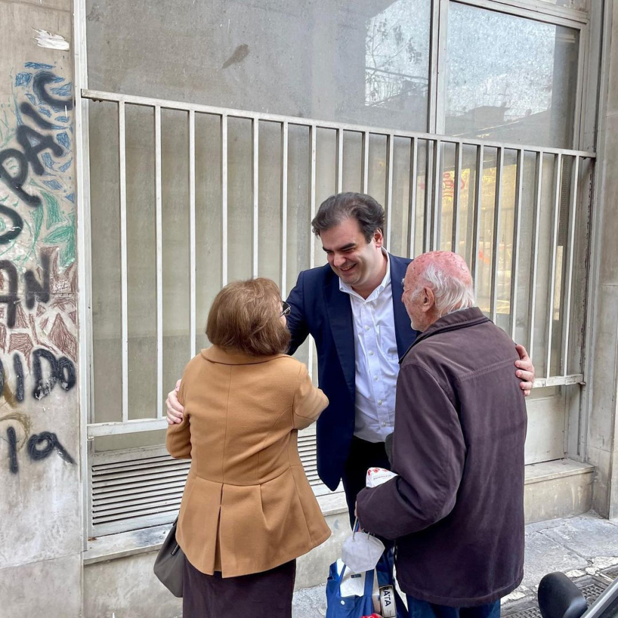 Παραμονή Πρωτοχρονιάς στον Άγιο Παύλο, την γειτονιά των παιδικών του χρόνων, για τον Κυριάκο Πιερρακάκη