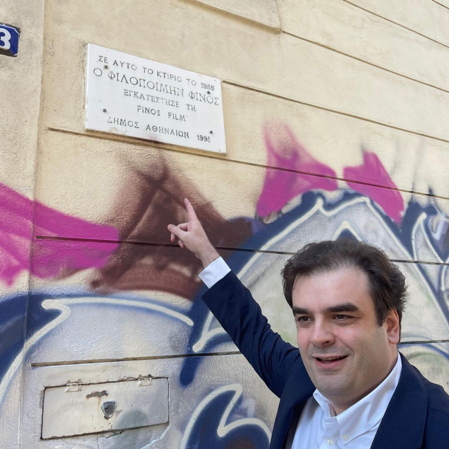 Παραμονή Πρωτοχρονιάς στον Άγιο Παύλο, την γειτονιά των παιδικών του χρόνων, για τον Κυριάκο Πιερρακάκη