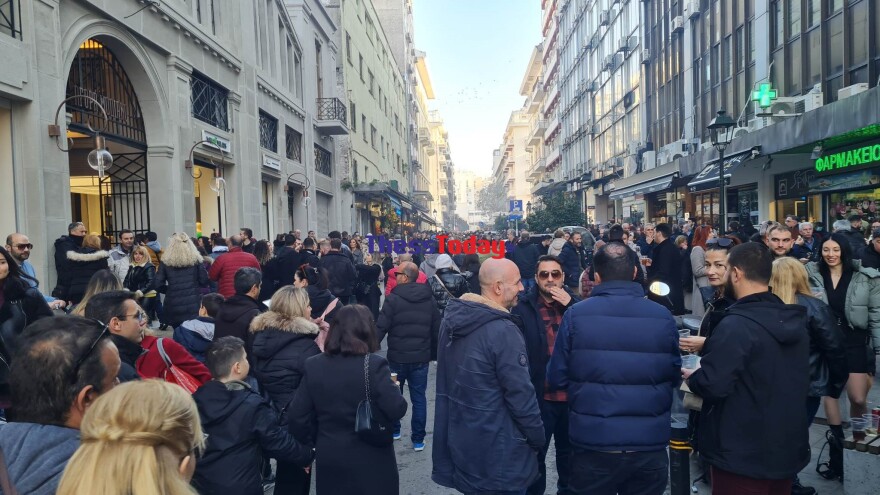  Θεσσαλονίκη: Γλέντι από νωρίς με κρασί και χορό - Στους δρόμους οι ψησταριές