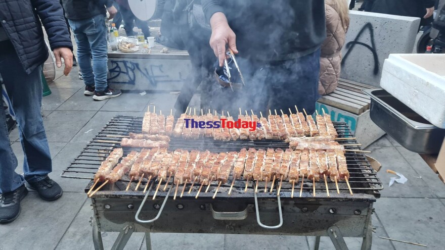  Θεσσαλονίκη: Γλέντι από νωρίς με κρασί και χορό - Στους δρόμους οι ψησταριές