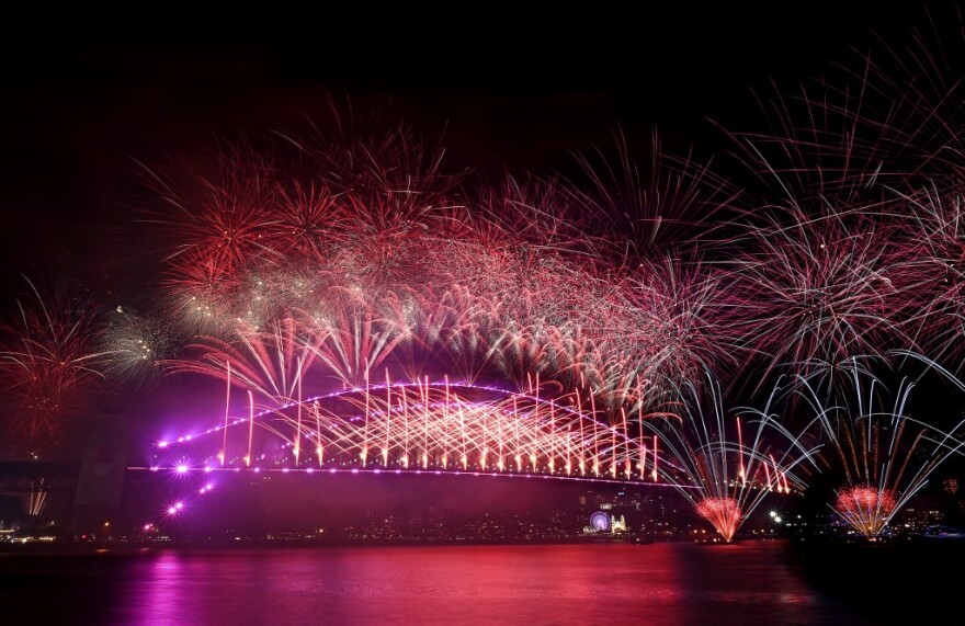 Με πυροτεχνήματα, σόου και λάμψη η Ελλάδα και ο κόσμος υποδέχθηκαν το 2023!