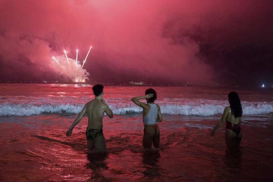 Με πυροτεχνήματα, σόου και λάμψη η Ελλάδα και ο κόσμος υποδέχθηκαν το 2023!