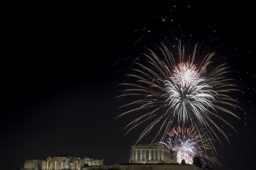 Με πυροτεχνήματα και υπαίθρια πάρτι υποδέχθηκε ο κόσμος το 2023 - Δείτε φωτογραφίες και βίντεο