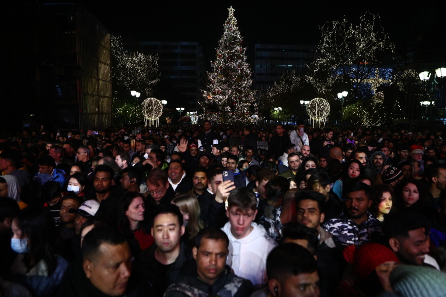 Με πυροτεχνήματα υποδέχθηκαν το 2023 Αθήνα και Θεσσαλονίκη  - Δείτε φωτογραφίες και βίντεο