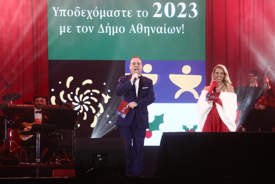Με πυροτεχνήματα υποδέχθηκαν το 2023 Αθήνα και Θεσσαλονίκη  - Δείτε φωτογραφίες και βίντεο