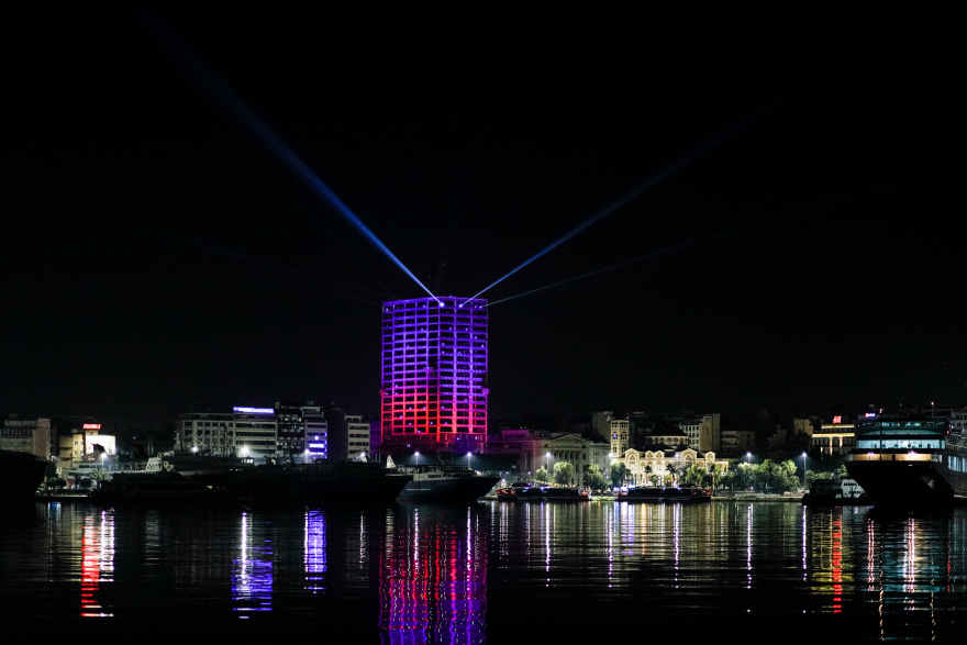 Με πυροτεχνήματα υποδέχθηκαν το 2023 Αθήνα και Θεσσαλονίκη  - Δείτε φωτογραφίες και βίντεο