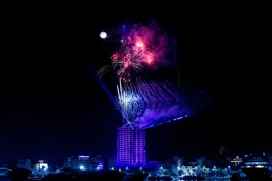 Με πυροτεχνήματα υποδέχθηκαν το 2023 Αθήνα και Θεσσαλονίκη  - Δείτε φωτογραφίες και βίντεο