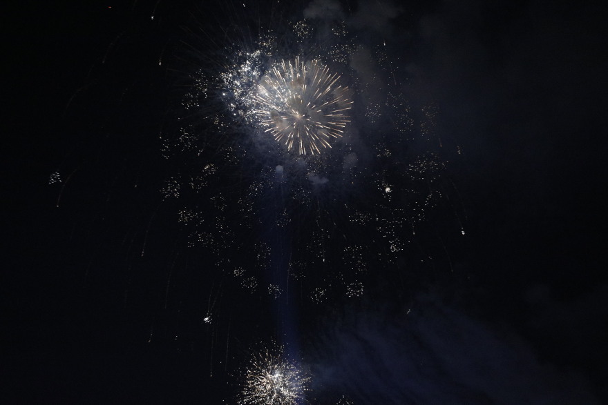 Με πυροτεχνήματα υποδέχθηκαν το 2023 Αθήνα και Θεσσαλονίκη  - Δείτε φωτογραφίες και βίντεο