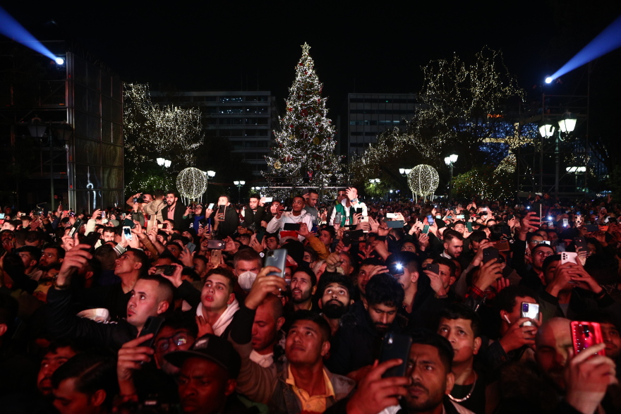 Με πυροτεχνήματα υποδέχθηκαν το 2023 Αθήνα και Θεσσαλονίκη  - Δείτε φωτογραφίες και βίντεο