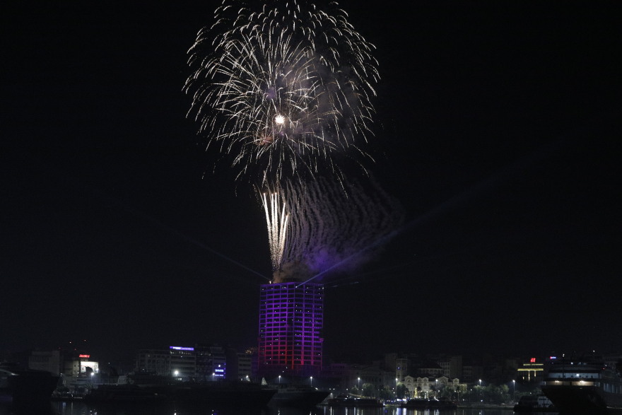 Με πυροτεχνήματα υποδέχθηκαν το 2023 Αθήνα και Θεσσαλονίκη  - Δείτε φωτογραφίες και βίντεο